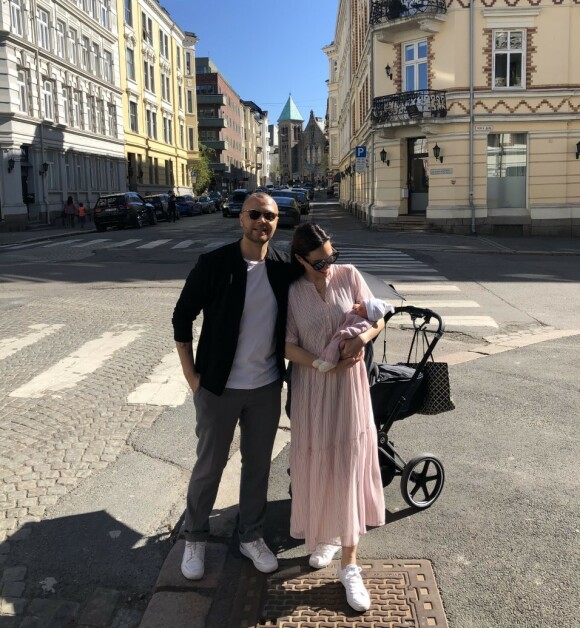 NYBAKTE FORELDRE: Kristoffer Tømmerbakke og forloveden Rakel på sin første trilletur med Josephine. Foto: Privat NYBAKTE FORELDRE: Kristoffer Tømmerbakke og forloveden Rakel på sin første trilletur med Josephine. Foto: Privat